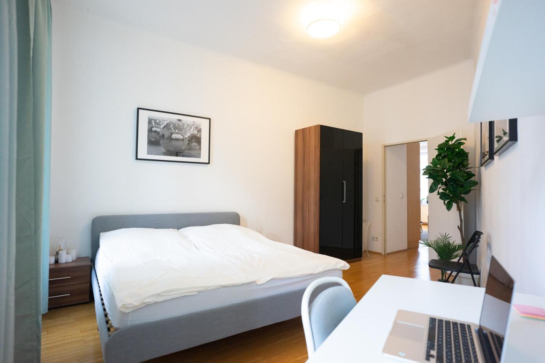 Modern 3 Bedroom In Center Apartment Wien