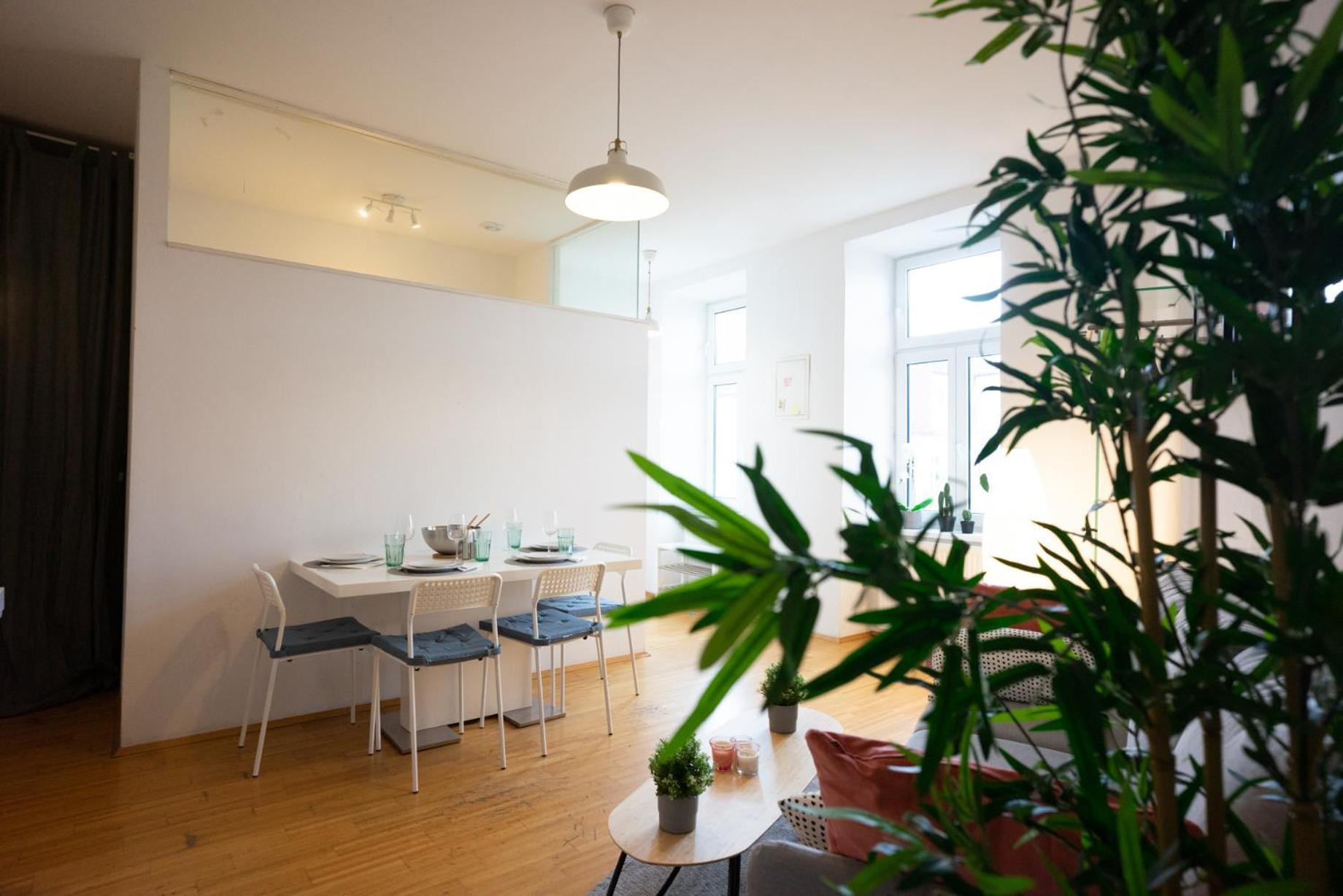 Modern 3 Bedroom In Center *